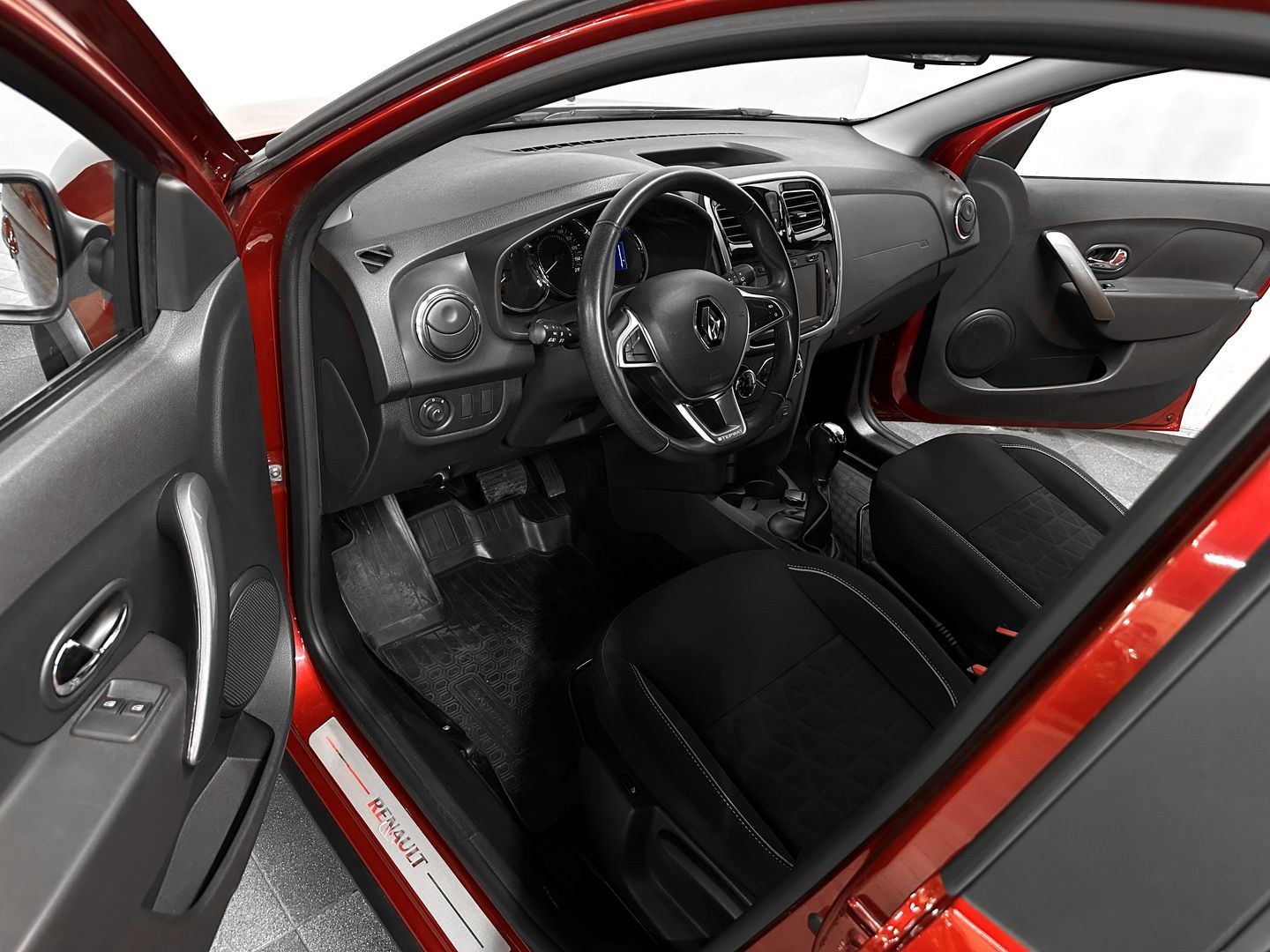 Renault Sandero, II Рестайлинг Stepway 1.6 AT (102 л.с.)
