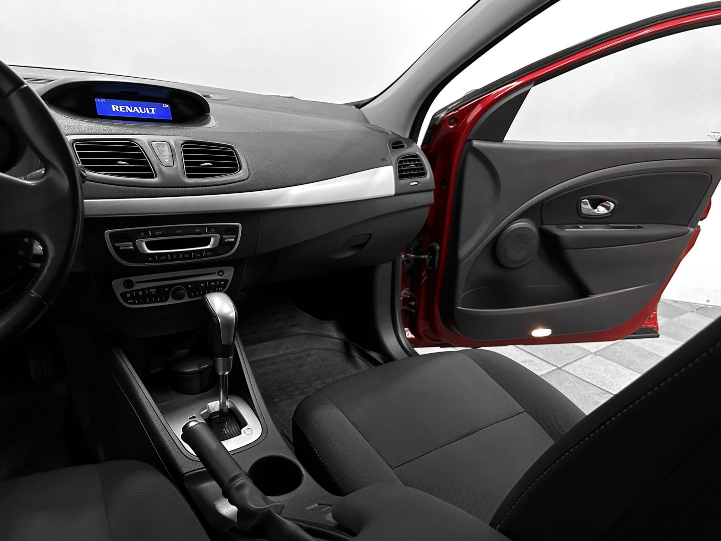 Renault Megane, III Рестайлинг 1.6 AT (106 л.с.)
